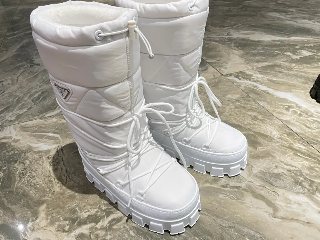 👟👟Ex-factory price 740👟👟 The highest version on the market, Prada's king style, snow boots, ski boots, fat and cute, so cute →_→ From the Prada limited series, unique. Shiny nylon Oblique upper with criss-cross straps for an ideal fit. The boots are made of technical fabric and have a short-cut version. They can be worn in the city or in the mountains. They make the calves slimmer, taller, warmer and have a concave shape. The boots and soles use the original waterproof effect. The size is 35-40. 41Customized